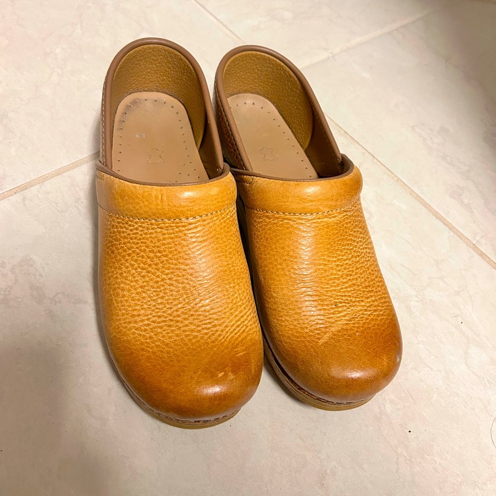 Dansko size 39 like new clogs